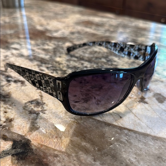 Stylish Black Sunglasses - Picture 1 of 2